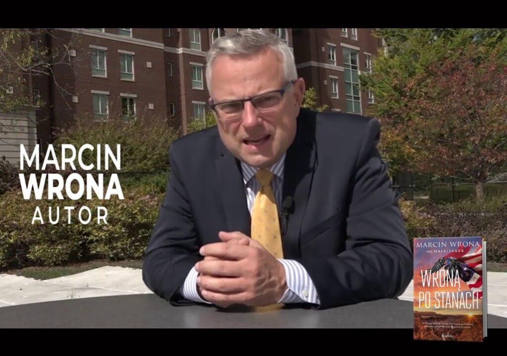 Marcin Wrona w akcji, relacjonujący wydarzenia jako korespondent TVN w Stanach Zjednoczonych.