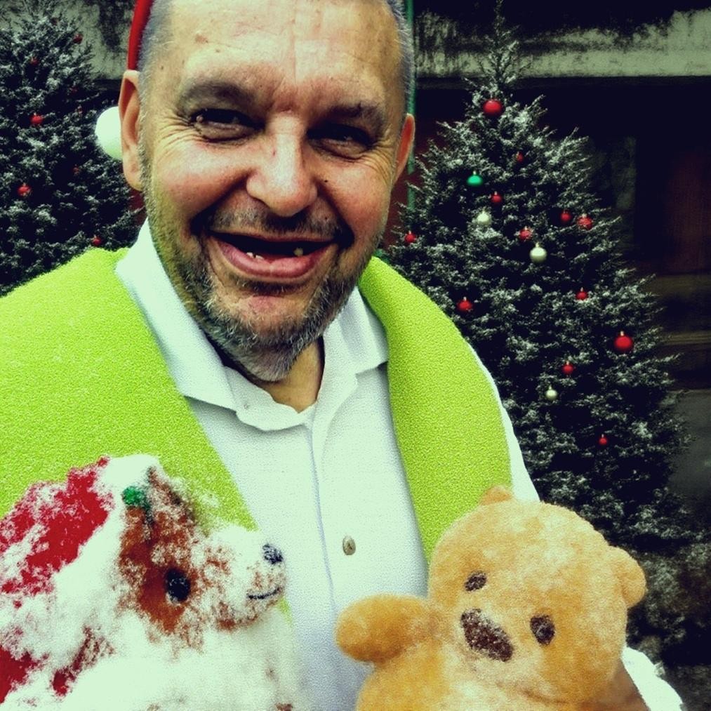 Krzysztof Kononowicz przed swoim domem na ulicy Szkolnej 17 w Białymstoku, ujęcie ukazujące codzienność i charakterystyczne otoczenie.