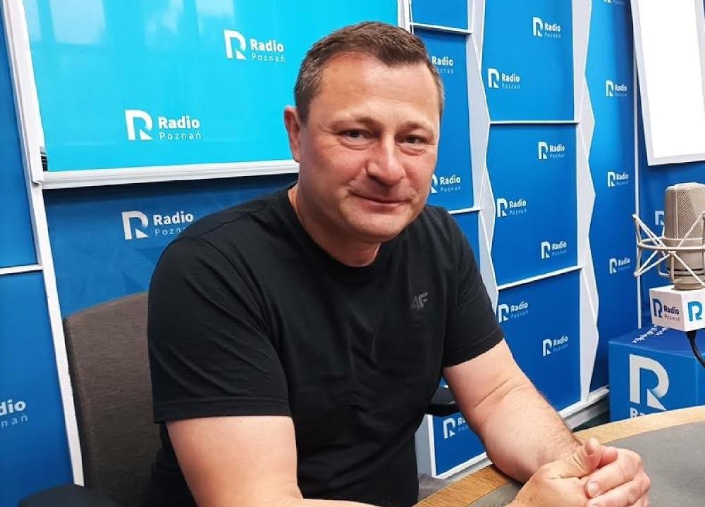 Abstrakcyjna wizualizacja rozwoju i technologii, z elementami cyfrowymi, obwodami scalonymi i zarysami miast, symbolizująca postęp i innowacje.