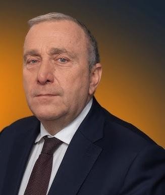 Grzegorz Schetyna przemawiający na wiecu politycznym.