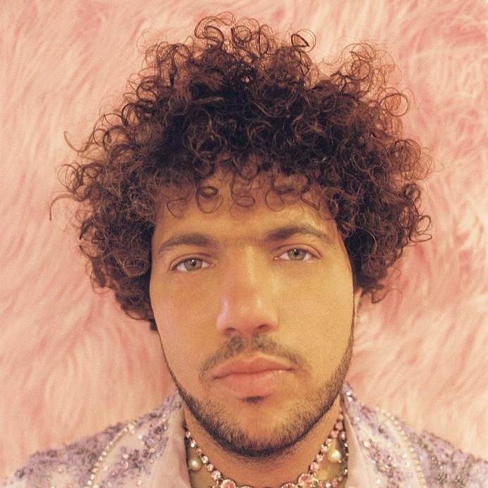 Benny Blanco w naturalnej, nieco zabawnej pozie, symbolizującej jego autentyczność i różnorodność zainteresowań poza światem muzyki.