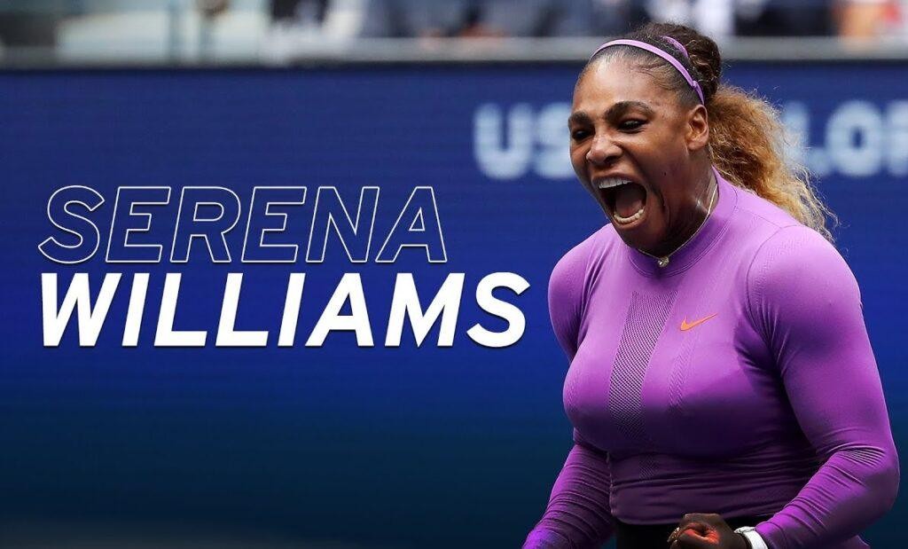 Serena Williams z córką Alexis Olympią, ukazująca ich ciepłą i radosną więź, prawdopodobnie na korcie tenisowym lub w domowym otoczeniu.
