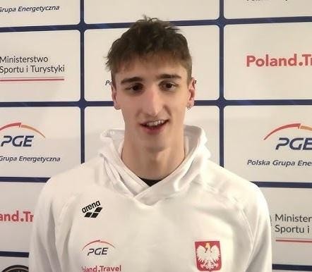 Ksawery Masiuk z rodziną, która wspierała go od początku kariery, prawdopodobnie przy basenie lub na zawodach sportowych.