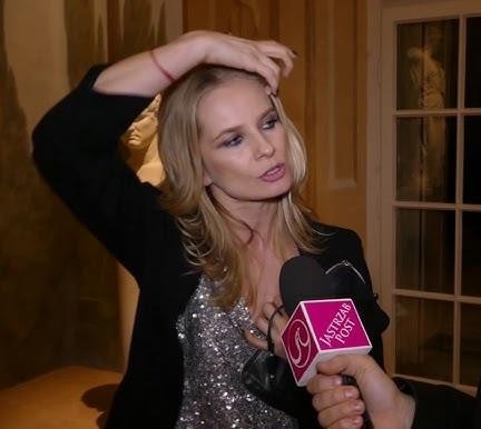 Magdalena Cielecka w dynamicznej scenie teatralnej, ukazująca intensywność i ekspresję aktorki na deskach teatru.
