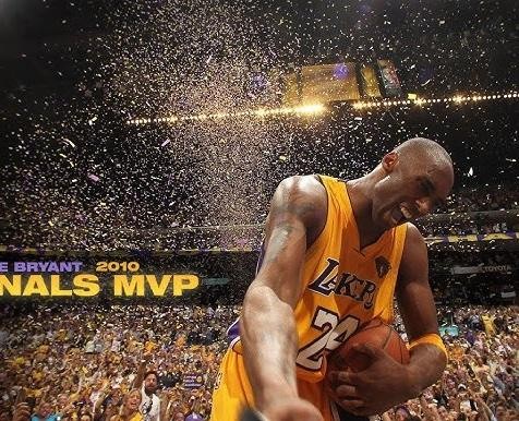 Kobe Bryant wykonujący rzut z odchylenia w stroju Los Angeles Lakers, symbolizujący jego styl gry i precyzję.