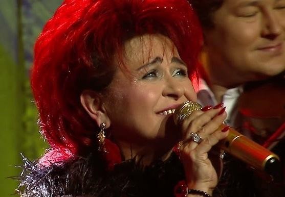 Bernadeta Kowalska podczas spotkania z fanami na wydarzeniu charytatywnym, uśmiechnięta i zaangażowana.