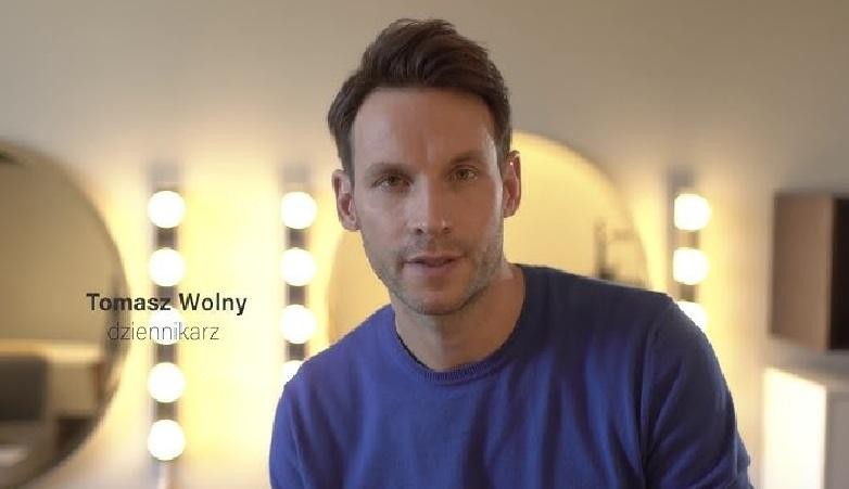 Tomasz Wolny, dziennikarz i wykładowca, podczas wystąpienia lub prezentacji, ukazujący jego profesjonalizm i zaangażowanie.