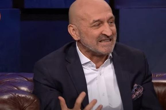 Kazimierz Marcinkiewicz podczas publicznego wystąpienia, symbolizującego jego karierę polityczną i zaangażowanie społeczne.