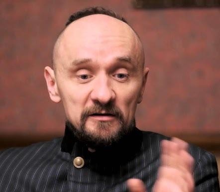 Młody Jan Klata podczas studiów, symbolizujący początki jego drogi edukacyjnej i artystycznej.