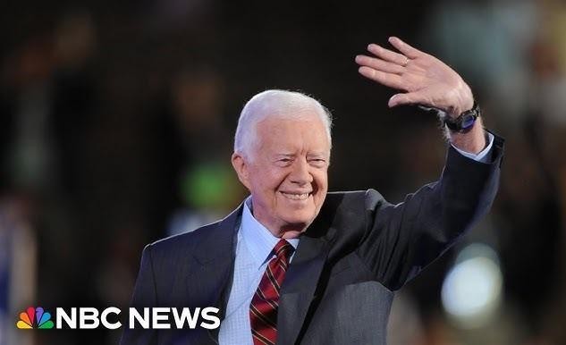 Jimmy Carter budujący dom dla Habitat for Humanity, symbolizujący jego działalność humanitarną po prezydenturze.