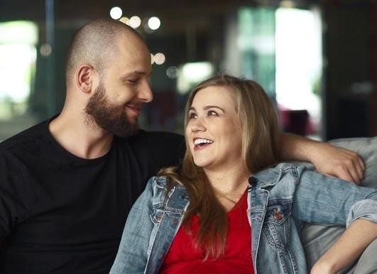 Maciej Pela zamyślony, co odzwierciedla jego publiczne wypowiedzi na temat problemów osobistych.