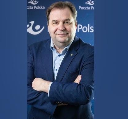 Grafika koncepcyjna symbolizująca transformację biznesową i zarządzanie kryzysowe, przedstawiająca wykres odbicia gospodarczego oraz abstrakcyjne elementy lotnicze i pocztowe.
