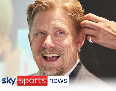 Peter Schmeichel, bramkarz Manchesteru United, radośnie świętujący zwycięstwo na boisku z drużyną.