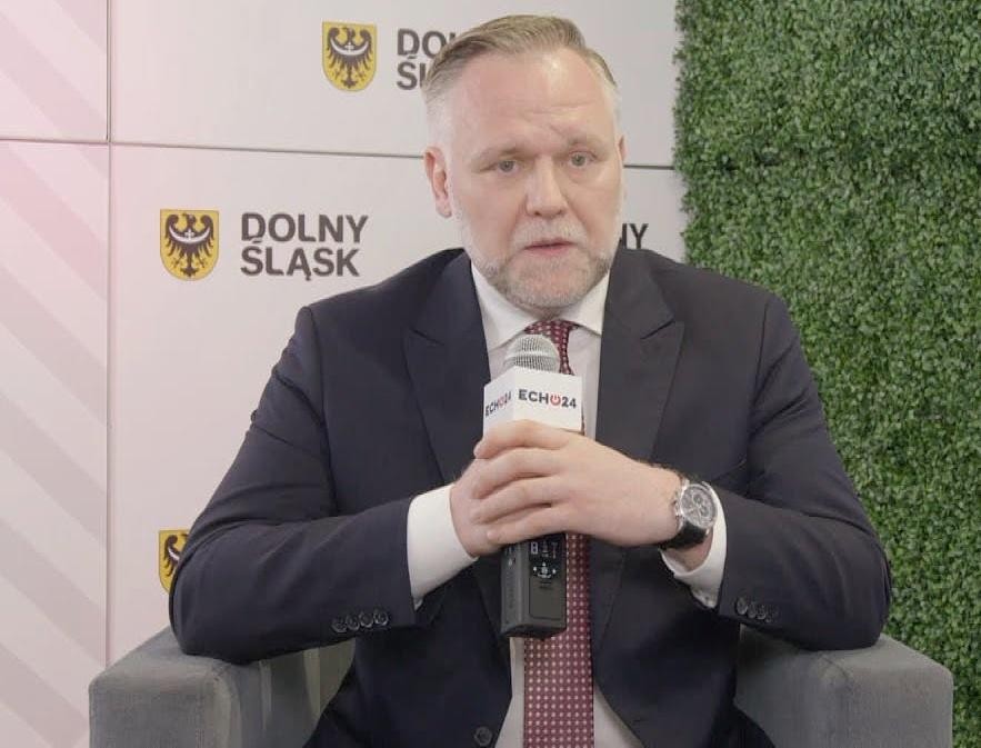 Dawid Jackiewicz przemawiający na wiecu politycznym, dynamiczne ujęcie.