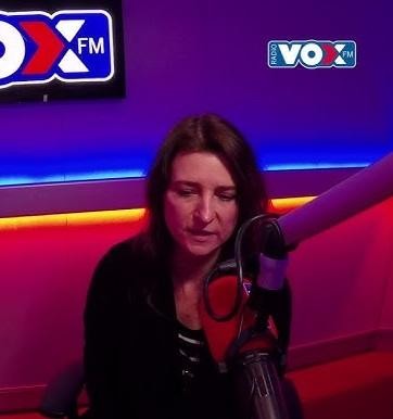 Renata Dąbkowska podczas występu na scenie, śpiewająca z pasją do mikrofonu, w dynamicznym ujęciu podkreślającym jej energię i emocje.