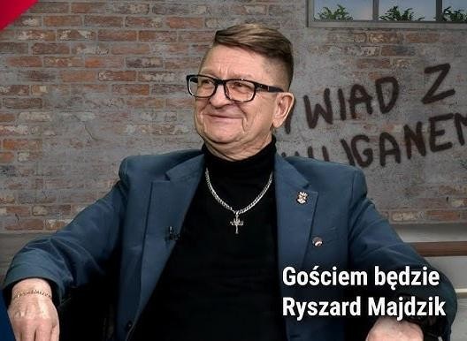 Kolaż przedstawiający kluczowe momenty z życia Ryszarda Majdzika: dystrybucja podziemnej prasy, protesty i internowanie, symbolizujące jego walkę o wolność w PRL.