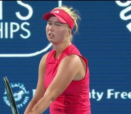 Clara Tauson celebrująca punkt lub zwycięstwo na korcie tenisowym WTA, wyrażająca triumf i determinację po osiągnięciu sukcesu w karierze.