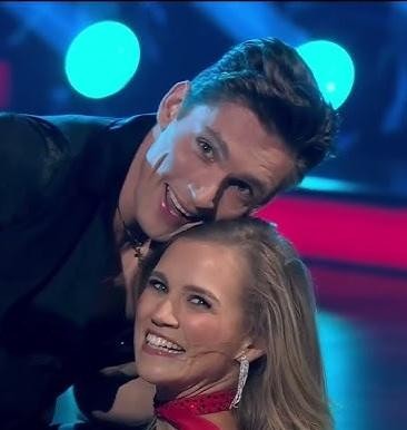 Agnieszka Kaczorowska tańcząca na scenie, prezentująca swoje umiejętności i pasję do tańca.