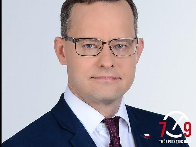 Wizualizacja zawiłości prawnych i politycznych dochodzeń, z wagą sprawiedliwości i sylwetkami postaci.