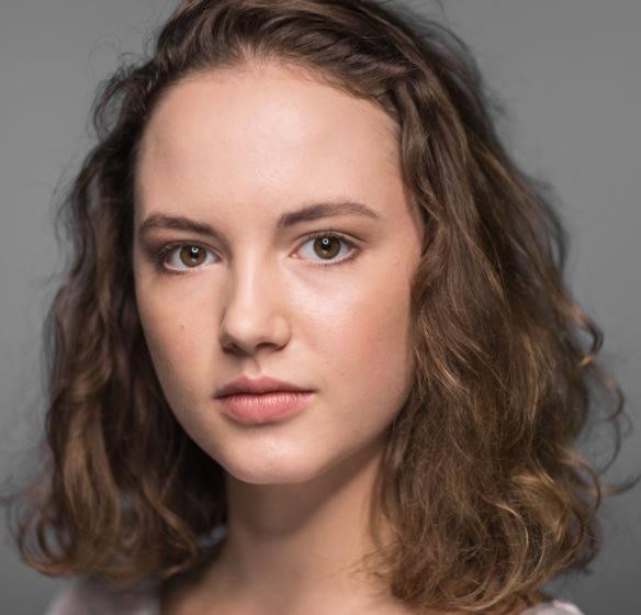 Martyna Byczkowska na planie filmowym, w charakteryzacji, ukazująca intensywność i zaangażowanie w rolę.