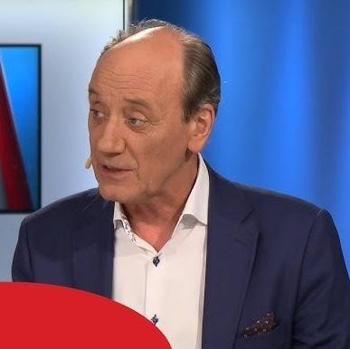 Zrzut ekranu z gry FIFA lub UEFA Euro, przedstawiający mecz piłki nożnej, symbolizujący obecność Dariusza Szpakowskiego w grach komputerowych.