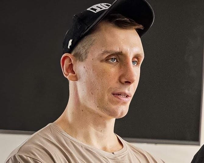 Zrzut ekranu profilu Owcy WK na Instagramie (@owcawk) widoczny na smartfonie, prezentujący liczbę obserwujących, obserwowanych oraz miniatury postów związanych z treningami i motywacją.