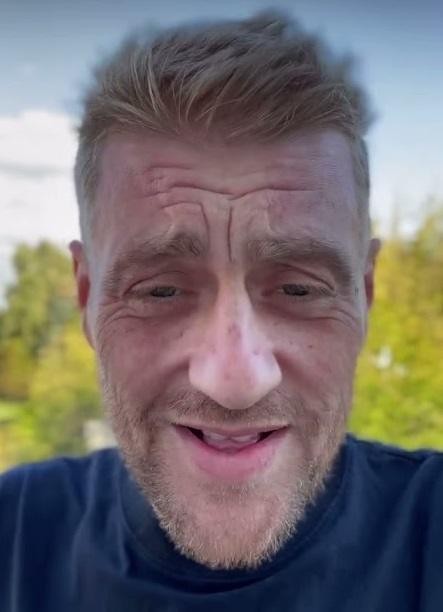 Tomasz Jakubiak, kucharz i juror, z determinacją walczący z chorobą, ukazany w szpitalnym otoczeniu, z silnym i pełnym nadziei spojrzeniem.