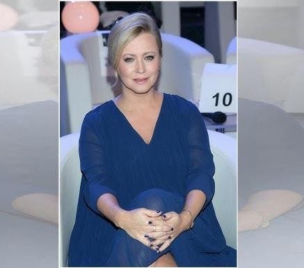 Agnieszka Wagner przeglądająca Instagram, z elementami nawiązującymi do jej pasji: podróży, sportu i tatuaży.