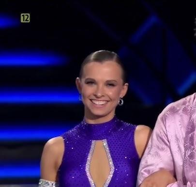Ola Filipek w naturalnej pozie, symbolizującej jej autentyczność i bliskość z fanami na Instagramie.