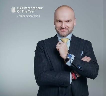 Paczkomat InPost symbolizujący rewolucję w dostarczaniu przesyłek, z dynamicznymi elementami ukazującymi szybkość i wygodę e-commerce.