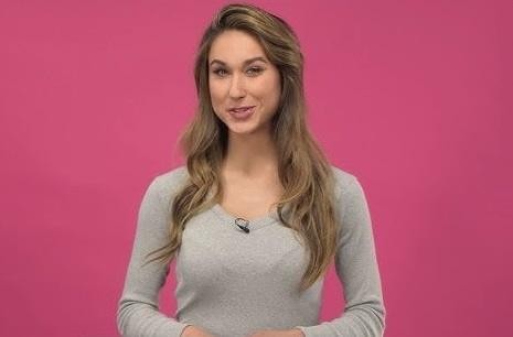 Ida Nowakowska uśmiechnięta, w profesjonalnym stroju, symbolizująca jej sukcesy w telewizji i rolę jurorki.