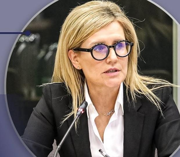 Ewa Wrzosek, prokurator, w trakcie publicznego wystąpienia, zwracająca się do widowni, z wyrazem spokoju i determinacji.