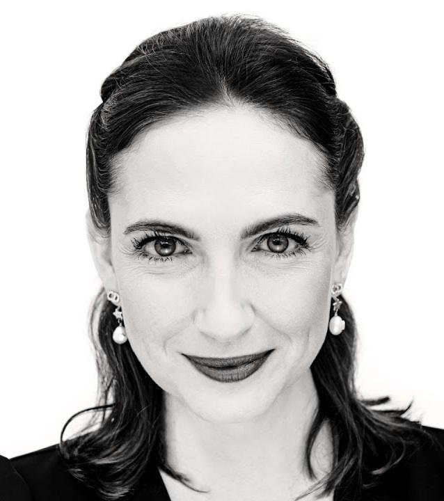 Anna Cieślak na scenie teatralnej podczas występu.