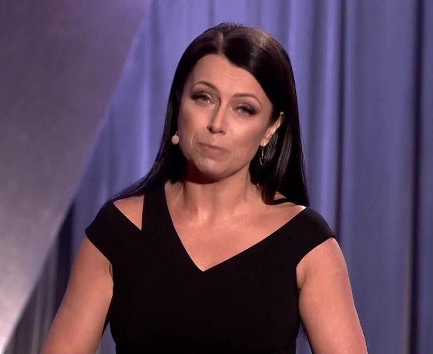 Adrianna Borek na scenie z Kabaretem Nowaki, podczas występu kabaretowego, z widoczną publicznością.