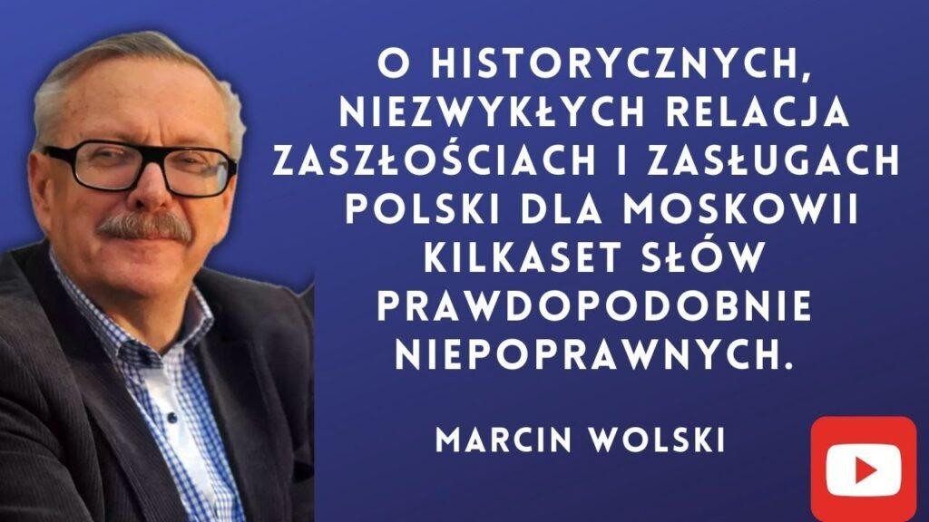 Czarno-biały portret młodego Marcina Wolskiego w akademickim stylu, z zamyślonym wyrazem twarzy, nawiązujący do jego studiów historycznych.