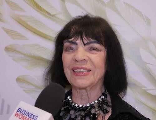 Sława Przybylska na scenie, śpiewająca z mikrofonem, oddająca emocje podczas występu z wczesnego okresu kariery.