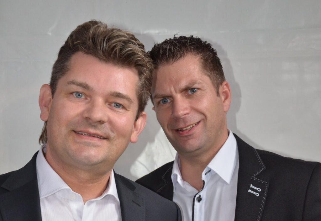 Zespół Akcent występuje na scenie podczas koncertu disco polo, z Ryszardem Warotem w centrum, otoczony dynamicznymi światłami i roztańczoną publicznością.