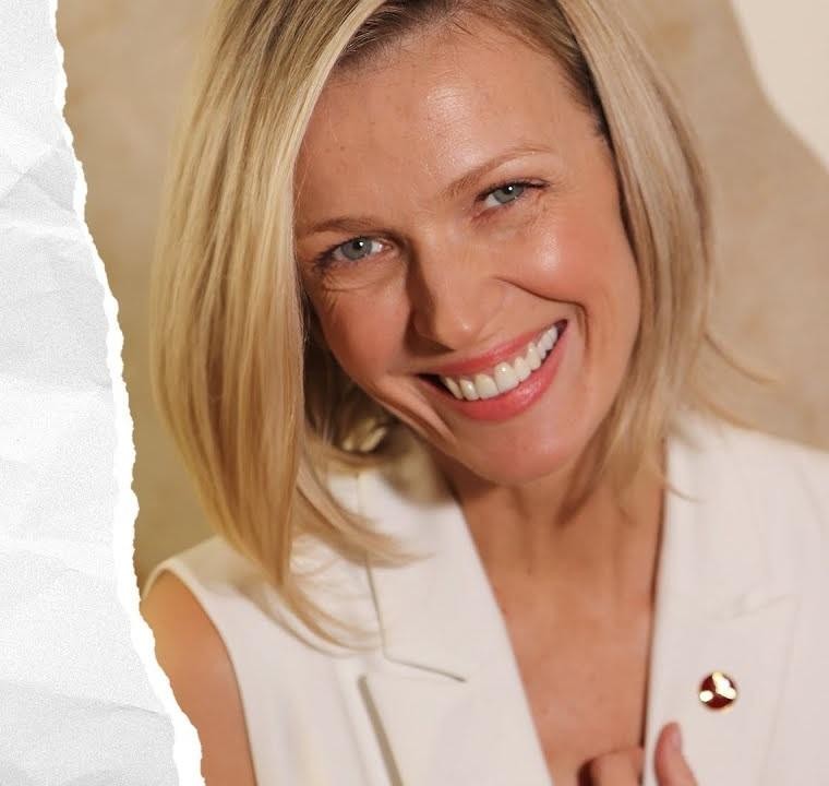 Magda Mołek z telefonem, symbolizująca jej aktywność w mediach społecznościowych i kanał YouTube.