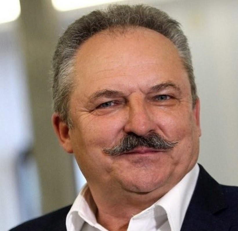 Marek Jakubiak przemawiający na wiecu politycznym.