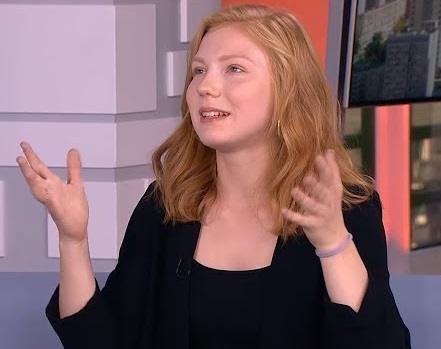 Edyta Torhan na scenie teatralnej, w dynamicznej pozie, oświetlona teatralnymi światłami, ukazująca intensywność aktorskiej ekspresji.