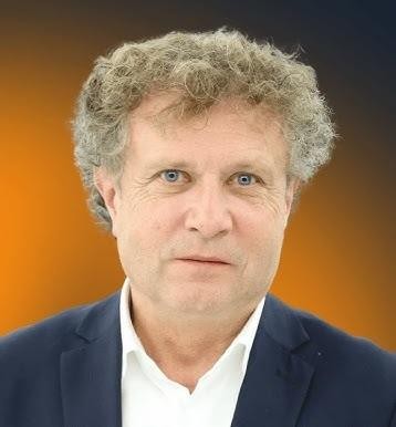 Jacek Karnowski podczas uprawiania żeglarstwa lub narciarstwa, ukazujący jego pasję do sportów wodnych lub zimowych.