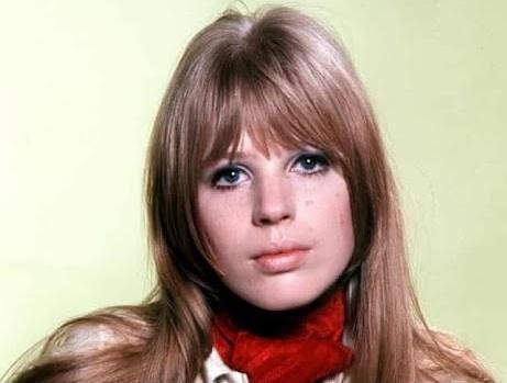 Dynamiczne ujęcie Marianne Faithfull na scenie podczas ery