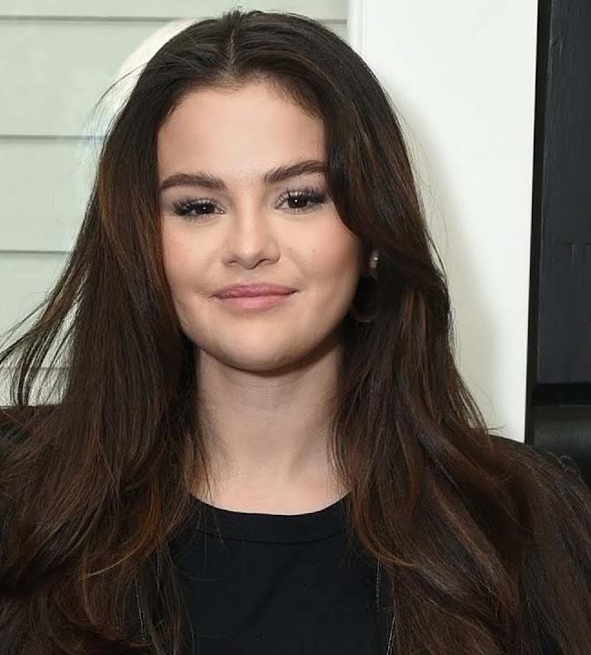 Selena Gomez podczas spotkania z fanami, promująca zdrowie psychiczne.