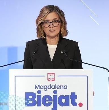 Magdalena Biejat przemawiająca na wiecu politycznym, otoczona słuchaczami, symbolizująca jej zdolności oratorskie i zaangażowanie w dialog społeczny.
