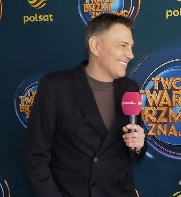 Zrewitalizowany XIX-wieczny budynek mieszkalny na warszawskim Mokotowie, otoczony zielenią.