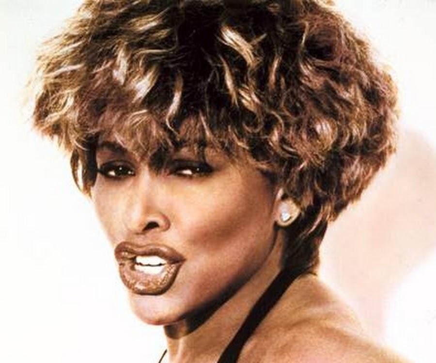 Tina Turner na scenie z Ike & Tina Turner Revue, w czarno-białym ujęciu, pełna surowej energii i pasji podczas wczesnego występu.